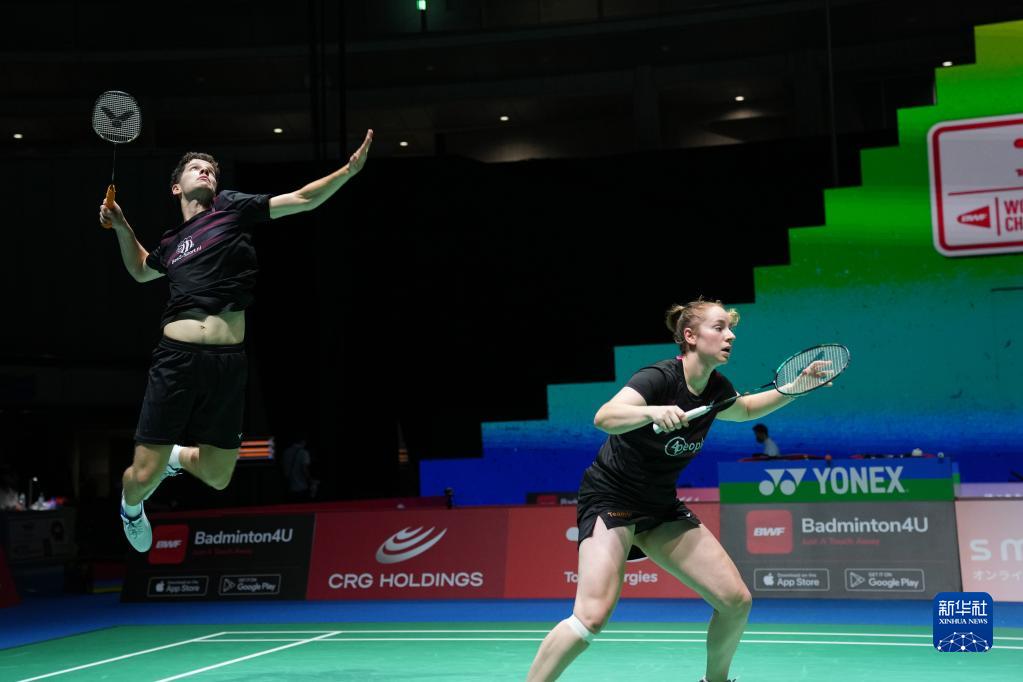 海报的中央 海报的中央