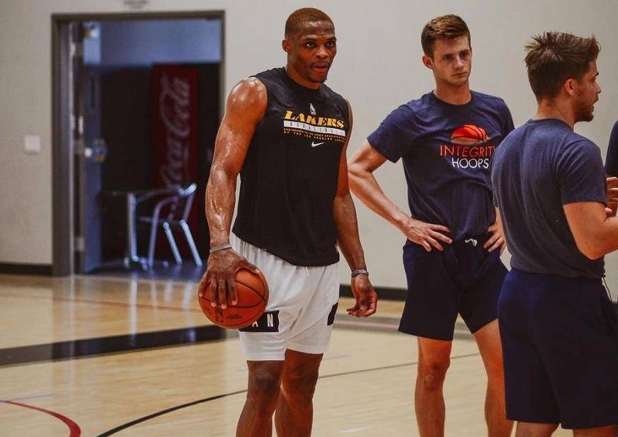 后场突破与 后场突破与